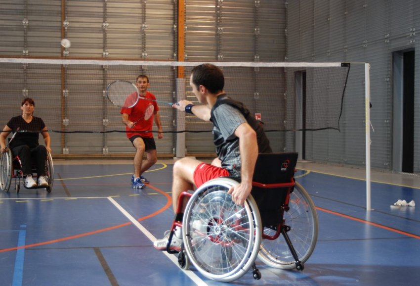 cadeirantes-jogam-badminton-adaptado-em-uma-quadra.jpg