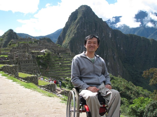 O turismólogo e blogueiro Ricardo Shimosakai em Machu Picchu (Peru). Viagens personalizadas para pessoas com algum tipo de deficiência