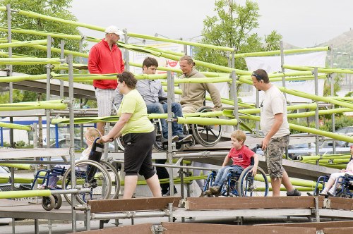Adultos e crianças experimentam as dificuldades de se locomover com uma cadeira de rodas