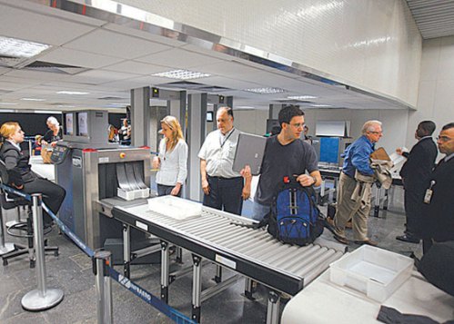 Aeroportos brasileiros se utilizam de portais e aparelhos portáteis para realizar a detecção de metais, e também a revista manual em espaço reservado