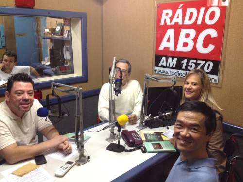 Dentro do estúdio de gravação da Rádio ABC, Alan Mazzoleni, João Favaro, Mariane Sant'Ana e Ricardo Shimosakai