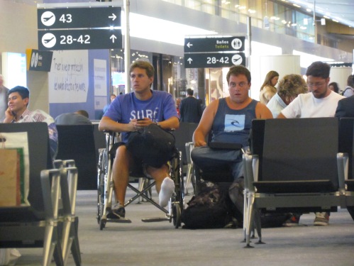 O atendimento à pessoas com Deficiência no Brasil, ainda é responsabilidade da companhia aérea que o passageiro irá embarcar ou desembarcar