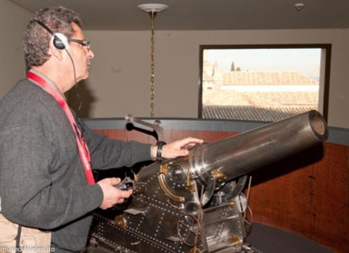 Las personas con discapacidades visuales pueden tocar objetos expuestos en el Museo del Ejército