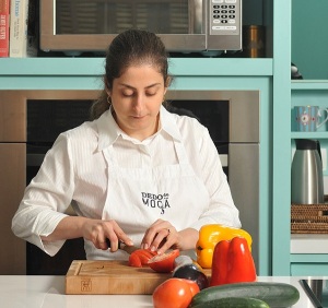 A musicoterapeuta Helena D’Angelo manipula alimentos na cozinha Dedo de Moça, em São Paulo
