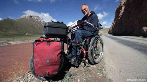 Motivado pelo desejo de sempre descobrir algo novo, o fotojornalista paraplégico Andreas Pröve enfrenta uma longa jornada