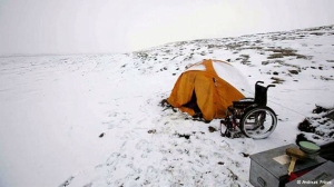 Na natureza, os obstáculos fazem parte. Uma tempestade de neve dificulta ainda mais a locomoção para um cadeirante.