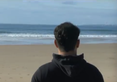 Contemplando o mar, o surfista amputado Hugo Maia relembra quando não acreditavam em suas capacidades
