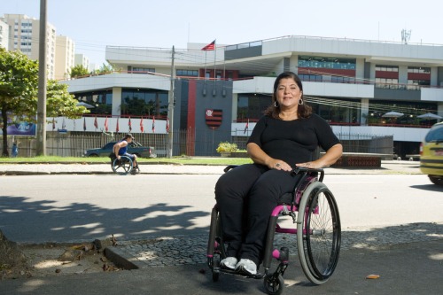Georgette Vidor de cadeira de rodas, em frente ao Clube de Regatas do Flamengo, onde atuou por 20 anos como técnica