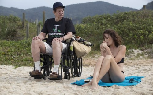 Basil Hoffman de cadeira de rodas e Emily Mortimer protagonizam o curta de Paolo Sorrentino