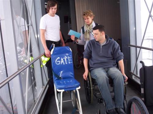 Cadeiras especiais, mais estreitas, são utilizadas para o acesso e transferência de pessoas com deficiência dentro das aeronaves