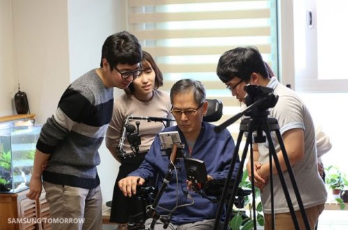 DOWELL Samsung irá facilitar o manuseio de smartphones para pessoas com deficiências mais limitantes como tetraplegia