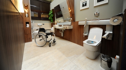 O banheiro não deve perder a beleza e o design só porque precisa ter acessibilidade.