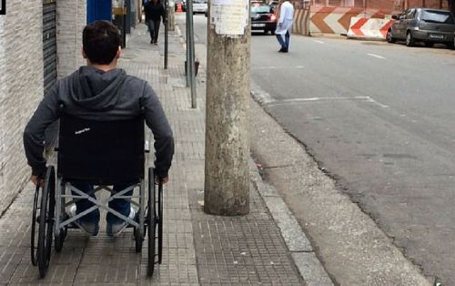 Muitas barreiras são enfrentadas para quem se locomove em cadeira de rodas, que somente são realmente percebidas quando se tem uma experiência prática