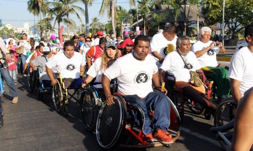Las personas llevaron su silla de ruedas, bicicletas, patines, triciclos, patines, mientras que otros optaron por caminar con el contingente por la costera.