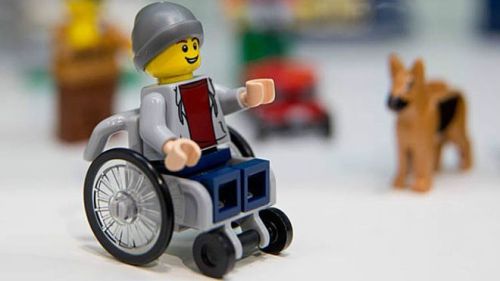 Personagem cadeirante faz parte de caixa de Lego da linha City e será lançado no Brasil em novembro