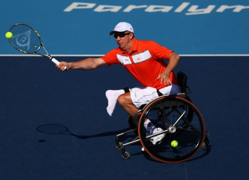 Disputado ponto a ponto, o tênis em cadeira de rodas estreou nos Jogos Paralímpicos na edição de Barcelona 1992.
